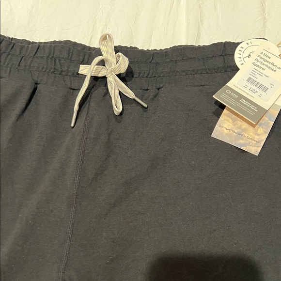 Vuori two piece warm up suit in black. Brand new size medium - Picture 2 of 6